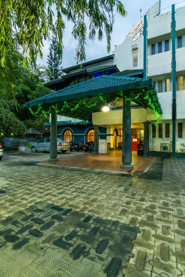 Hotel Haritagiri à Kalpatta Extérieur photo
